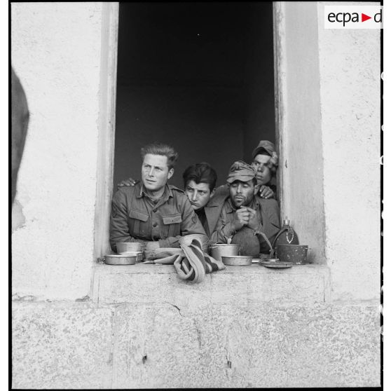 Photographie de groupe de prisonniers italiens emprisonnés.