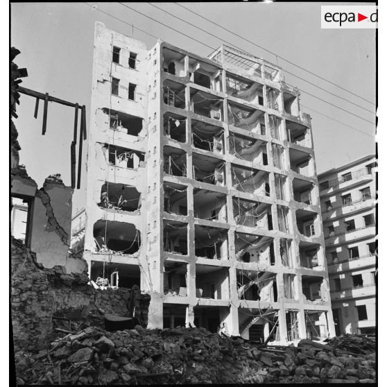Façade d'un immeuble endommagé de la rue Horace Vernet après un bombardement allemand sur Alger, probablement celui de la nuit du 26 au 27 janvier 1943.
