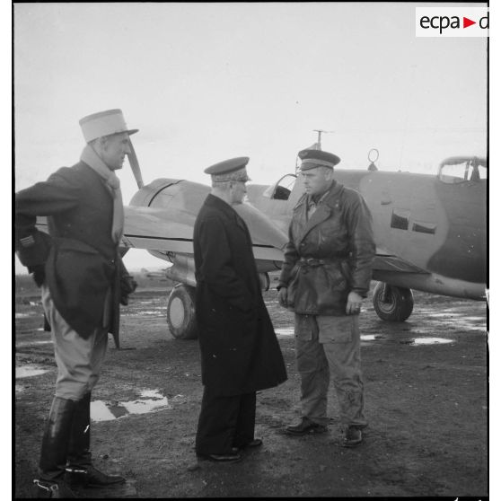 Avant son départ pour Bône, l'amiral François Darlan, haut-commissaire de France en AFN (Afrique française du Nord), s'entretient avec le pilote de son appareil, le lieutenant Person. A leur côté, le capitaine Weiss.