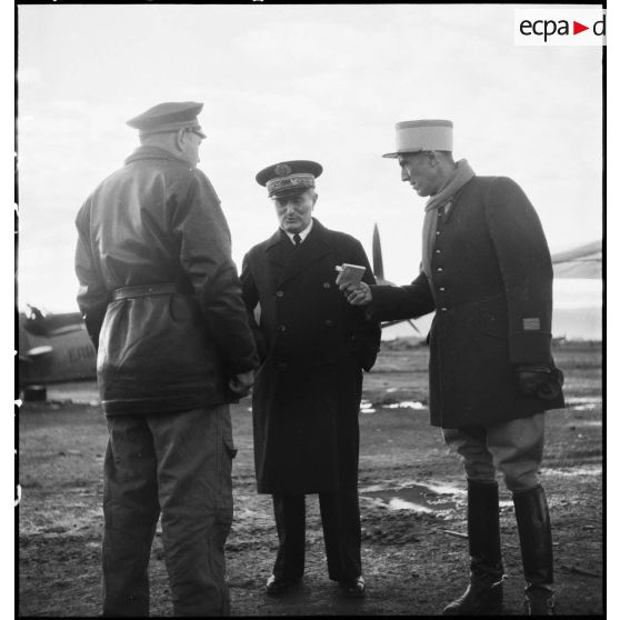 Avant son départ pour Bône, l'amiral François Darlan, haut-commissaire de France en AFN (Afrique française du Nord), s'entretient avec le lieutenant Person, pilote de son appareil et le capitaine Weiss.