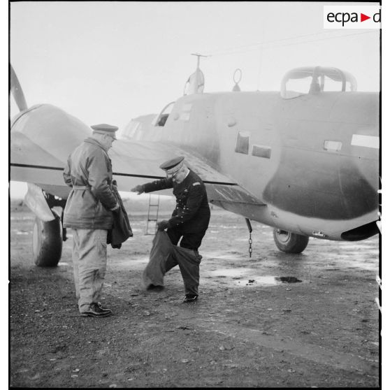 Avant d'embarquer pour Bône, l'amiral François Darlan, haut-commissaire de France en AFN (Afrique française du Nord), revêt une tenue de vol que lui a remis le lieutenant Person, pilote de l'appareil.