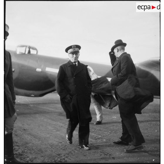 A son retour de Bône, l'amiral François Darlan, haut-commissaire de France en AFN (Afrique française du Nord), est accueilli par le contre-amiral Robert Battet, directeur du cabinet militaire du ministre de la Marine.