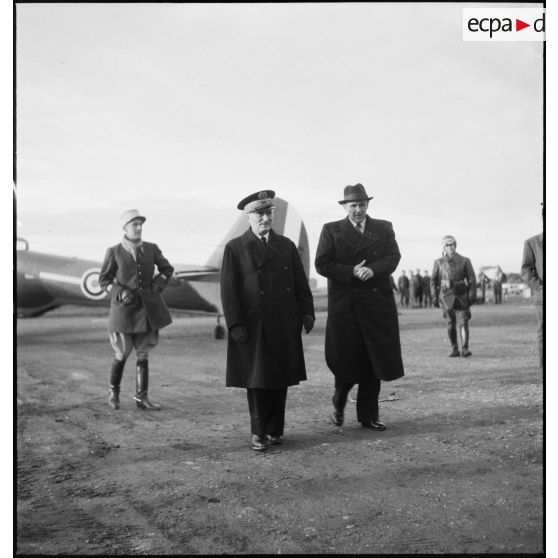 A son retour de Bône, l'amiral François Darlan, haut-commissaire de France en AFN (Afrique française du Nord), est accueilli par le contre-amiral Robert Battet, directeur du cabinet militaire du ministre de la Marine. A gauche, le capitaine Weiss.