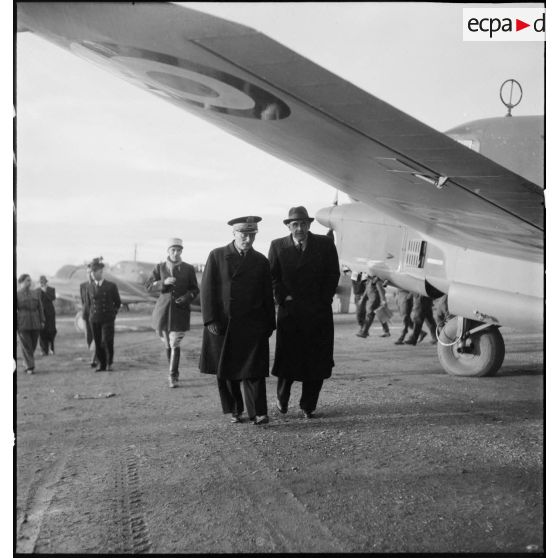 A son retour de Bône, l'amiral François Darlan, haut-commissaire de France en AFN (Afrique française du Nord), est accueilli par le contre-amiral Robert Battet, directeur du cabinet militaire du ministre de la Marine.