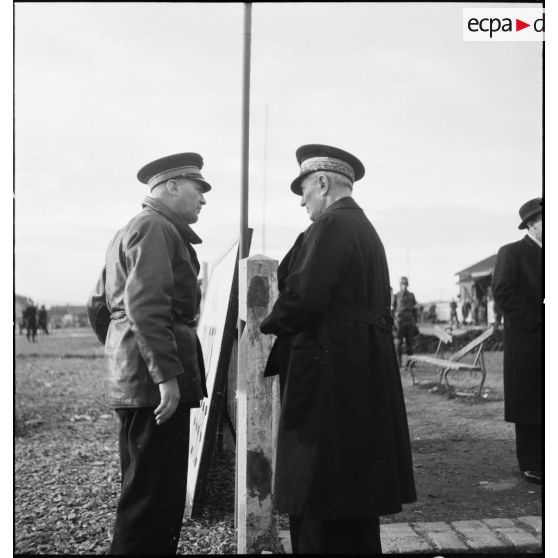 A son retour de Bône, l'amiral François Darlan, haut-commissaire de France en AFN (Afrique française du Nord), discute avec le commandant Chassin, chef de bord de son appareil.