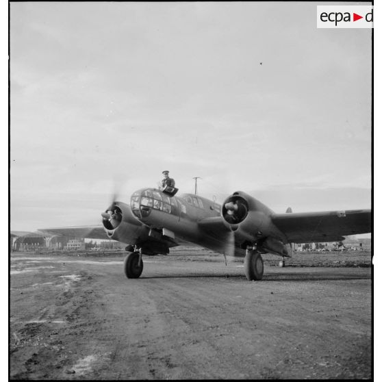 Le commandant Chassin, chef de bord du bombardier Glenn Martin 167 F qui a transporté l'amiral François Darlan, haut-commissaire de France en AFN (Afrique française du Nord), se trouve dans le poste de pilotage.