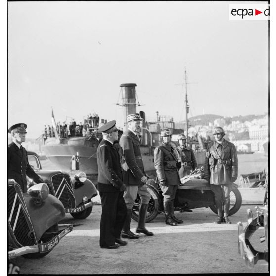 Arrivée des autorités militaires pour une cérémonie sur le port d'Alger.