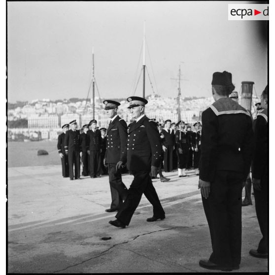 En début de cérémonie, l'amiral François Darlan, haut-commissaire de France en AFN (Afrique française du Nord) et le vice-amiral Marcel Leclerc, commandant la Marine à Alger, passent en revue les équipages des sous-marins Casabianca, Le Glorieux et Marsouin.