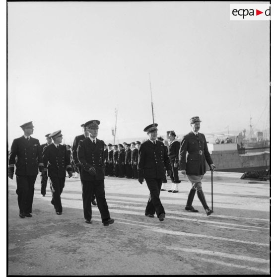En début de cérémonie, l'amiral François Darlan, haut-commissaire de France en AFN (Afrique française du Nord) et le général d'armée Henri Giraud, commandant les forces françaises en AFN, accompagnés du vice-amiral Marcel Leclerc, commandant la Marine à Alger, passent en revue les équipages des sous-marins Casabianca, Le Glorieux et Marsouin.