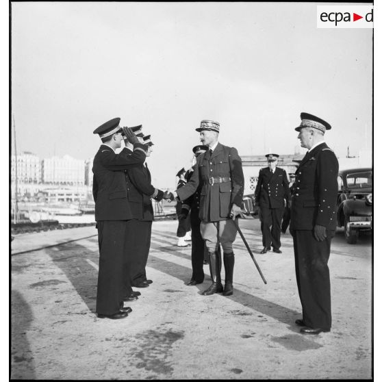 Avant la remise de décorations, le général d'armée Henri Giraud, commandant les forces françaises en AFN (Afrique française du Nord), félicite les récipiendaires, les commandants des sous-marins Casabianca, Le Glorieux et  Marsouin.