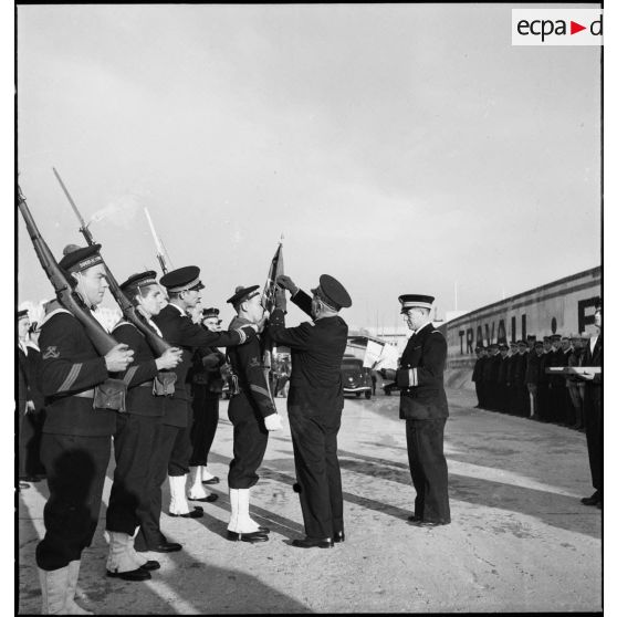 Lors d'une cérémonie, l'amiral François Darlan, haut-commissaire de France en AFN (Afrique française du Nord), remet la Croix de guerre au fanion du sous-marin Casabianca.