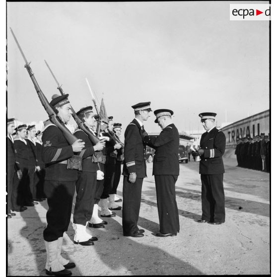Lors d'une cérémonie, l'amiral François Darlan, haut-commissaire de France en AFN (Afrique française du Nord), remet la Croix de guerre au capitaine de corvette Jean L'Herminier, commandant du sous-marin Casabianca.