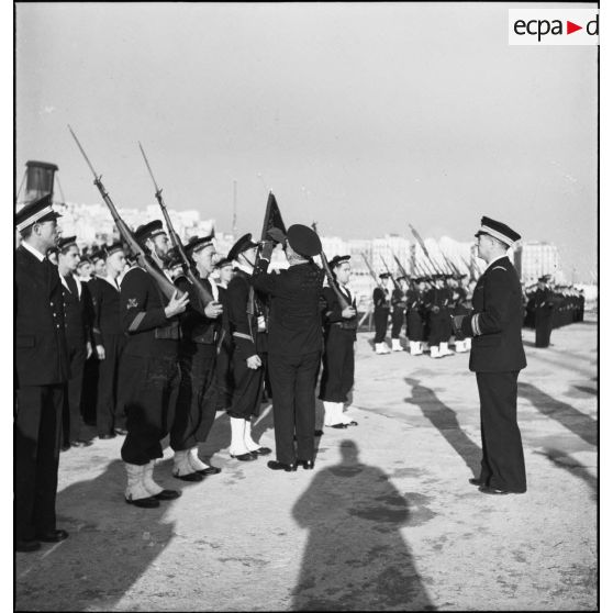 Lors d'une cérémonie, l'amiral François Darlan, haut-commissaire de France en AFN (Afrique française du Nord), remet la Croix de guerre au fanion du sous-marin Marsouin.