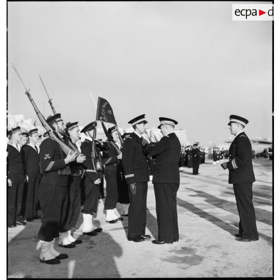 Lors d'une cérémonie, l'amiral François Darlan, haut-commissaire de France en AFN (Afrique française du Nord), remet la Croix de guerre au lieutenant de vaisseau Emile Mine, commandant du sous-marin Marsouin.
