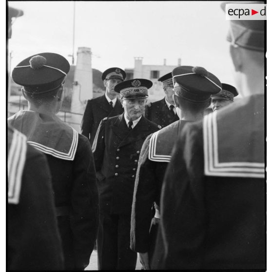 A l'issue de la cérémonie, l'amiral François Darlan, haut-commissaire de France en AFN (Afrique française du Nord), s'entretient avec des élèves de l'Ecole navale sur les rangs.