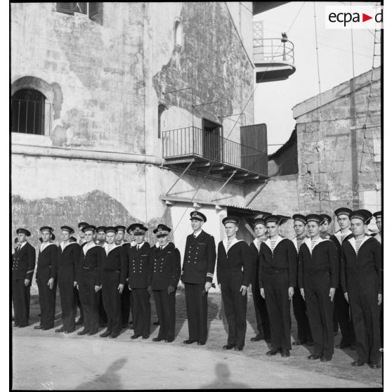 Photographie de groupe de l'amiral François Darlan, haut-commissaire de France en AFN (Afrique française du Nord), du vice-amiral Marcel Leclerc, commandant la Marine à Alger et du capitaine de vaisseau Marcel Adam, commandant l'Ecole navale avec les élèves officiers.