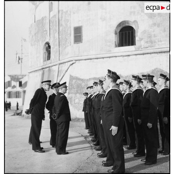 A l'issue de la cérémonie, l'amiral François Darlan, haut-commissaire de France en AFN (Afrique française du Nord), les vice-amiraux Marcel Leclerc, commandant la Marine à Alger et Jacques Moreau, préfet maritime s'entretienntent avec les élèves officiers de l'Ecole navale.