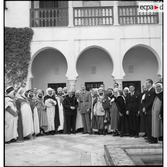 A l'occasion de la fête de l'Aïd el-Kébir, l'amiral François Darlan, haut-commissaire de France en AFN (Afrique française du Nord), reçoit des chefs musulmans en présence du général d'armée Henri Giraud, commandant en chef des forces françaises en AFN au Palais d'été du Dey à Alger.