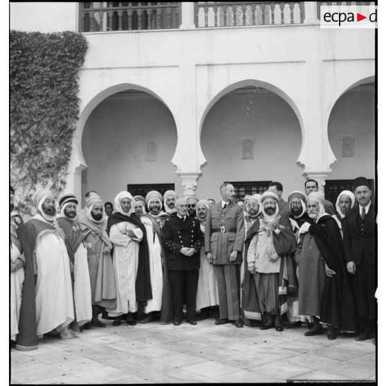 A l'occasion de la fête de l'Aïd el-Kébir, l'amiral François Darlan, haut-commissaire de France en AFN (Afrique française du Nord), reçoit des chefs musulmans en présence du général d'armée Henri Giraud, commandant en chef des forces françaises en AFN au Palais d'été du Dey à Alger.