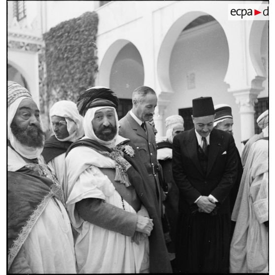 Le général d'armée Henri Giraud, commandant en chef des forces françaises en AFN (Afrique française du Nord), est en compagnie de chefs musulmans reçus au Palais d'été du Dey à Alger par le haut-commissaire de France dans le cadre des fêtes de l'Aïd el-Kébir.