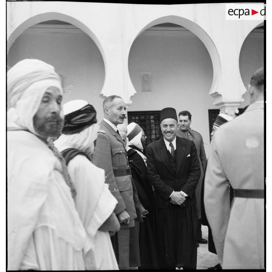Le général d'armée Henri Giraud, commandant en chef des forces françaises en AFN (Afrique française du Nord), est en compagnie de chefs musulmans reçus au Palais d'été du Dey à Alger par le haut-commissaire de France dans le cadre des fêtes de l'Aïd el-Kébir.