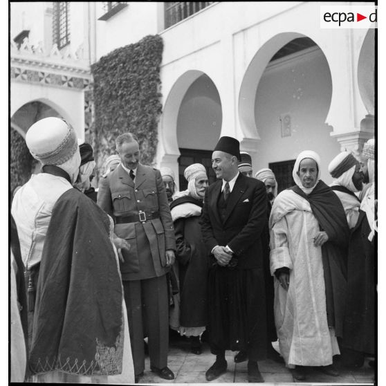 Le général d'armée Henri Giraud, commandant en chef des forces françaises en AFN (Afrique française du Nord), est en compagnie de chefs musulmans reçus au Palais d'été du Dey à Alger par le haut-commissaire de France dans le cadre des fêtes de l'Aïd el-Kébir.
