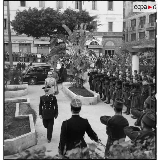Après avoir reçu des chefs musulmans dans le cadre de la fête de l'Aïd el-Kébir, l'amiral François Darlan, haut-commissaire de France en AFN (Afrique française du Nord), se rend au cinéma Colisée pour la présentation d'un film. Un détachement et la musique du 1er RZ (régiment de zouaves) lui rendent les honneurs.
