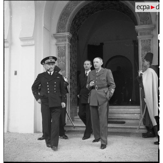 L'amiral François Darlan, haut-commissaire de France en AFN (Afrique française du Nord), sort du Palais d'été accompagné d'Yves-Charles Châtel, gouverneur général d'Algérie et de Maurice Gonon, secrétaire général du gouvernement général.