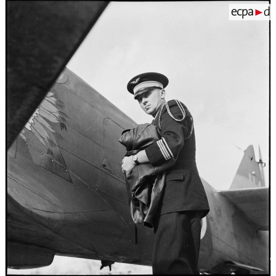 Portrait du commandant Constantin Rozanoff, commandant du groupe de chasse II/5 La Fayette près de son avion Curtiss P-40 Warhawk sur l'aérodrome de Maison-Blanche à Alger.