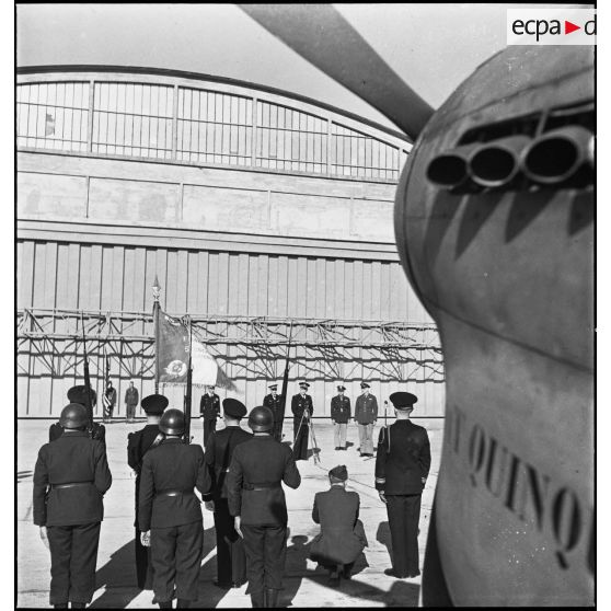 Pendant la cérémonie sur l'aérodrome de Maison-Blanche à Alger en l'honneur du GC II/5 La Fayette, le général de division aérienne Jean-Marie Bergeret, haut-commissaire de France en AFN (Afrique française du Nord) prononce un discours.