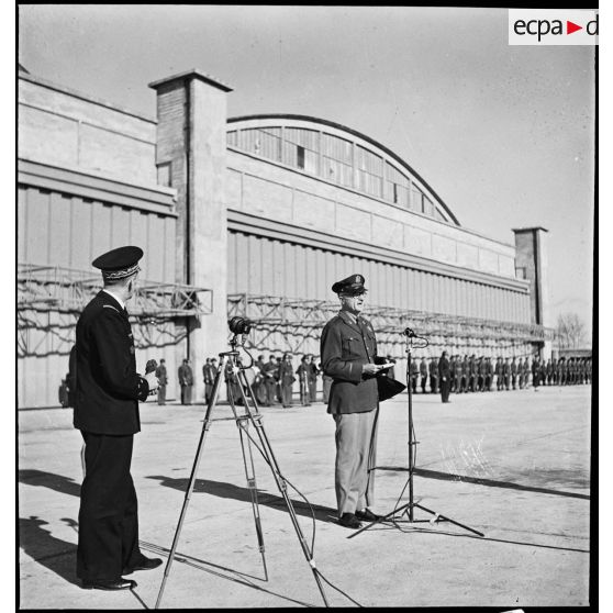 Pendant la cérémonie sur l'aérodrome de Maison-Blanche à Alger en l'honneur du GC II/5 La Fayette, le major general Carl Spaatz, commandant l'ANAAF (forces alliées aériennes d'Afrique du Nord), prononce un discours.