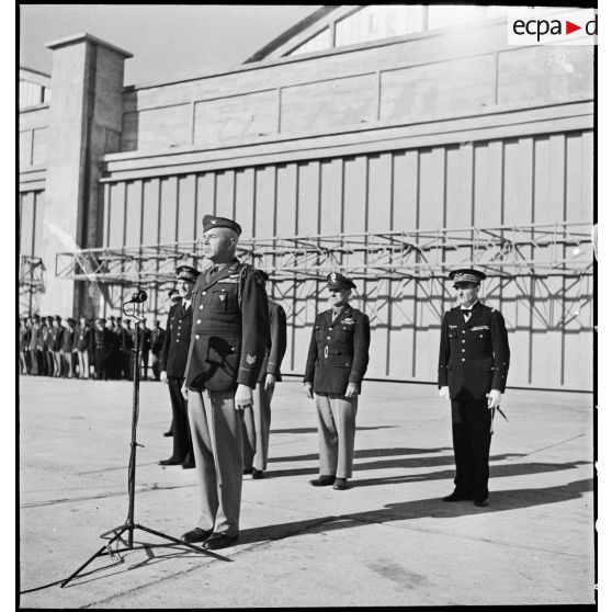 Pendant la cérémonie sur l'aérodrome de Maison-Blanche à Alger en l'honneur du GC II/5 La Fayette, le colonel Harold Willis prononce un discours.