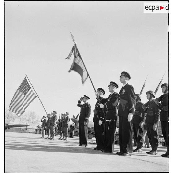 Le drapeau américain et sa garde pendant la cérémonie sur l'aérodrome de Maison-Blanche à Alger, en l'honneur du groupe de chasse II/5 La Fayette. A ses côtés, le drapeau de la 5e escadre aérienne à laquelle appartient le GC II/5.