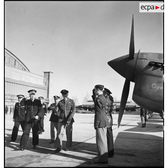 Revue des troupes pendant la cérémonie sur l'aérodrome de Maison-Blanche à Alger en l'honneur du GC II/5 La Fayette.