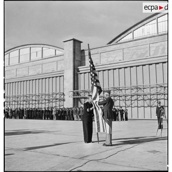 Pendant la cérémonie sur l'aérodrome de Maison-Blanche à Alger en l'honneur du GC II/5 La Fayette, le colonel américain Harold Willis remet symboliquement au commandant Constantin Rozanoff, commandant le groupe de chasse, le drapeau des Etats-Unis.