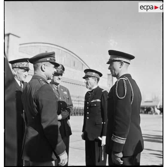 Pendant la cérémonie sur l'aérodrome de Maison-Blanche à Alger en l'honneur du GC II/5 La Fayette, le commandant Constantin Rozanoff, commandant le groupe de chasse s'entretient avec les autorités américaines et françaises.