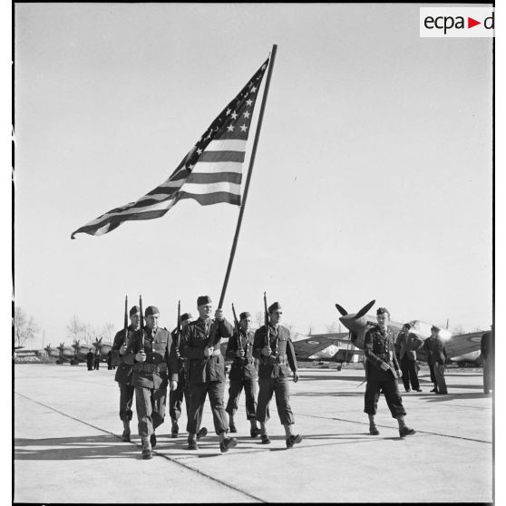 A l'issue de la cérémonie sur l'aérodrome de Maison-Blanche à Alger en l'honneur du GC II/5 La Fayette, le drapeau américain et sa garde d'honneur défilent devant les autorités civiles et militaires.
