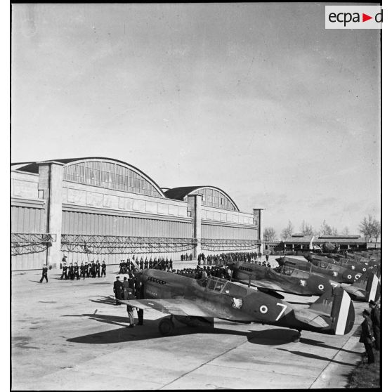 Vue d'ensemble sur la partie de l'aérodrome de Maison-Blanche à Alger où se déroule un défilé à l'issue d'une cérémonie en l'honneur du groupe de chasse II/5 La Fayette.