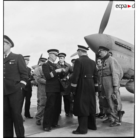 A l'issue de la cérémonie sur l'aérodrome de Maison-Blanche à Alger en l'honneur du GC II/5 La Fayette, le commandant Constantin Rozanoff, commandant le groupe de chasse, s'entretient avec des officiers et des membres de son unité.