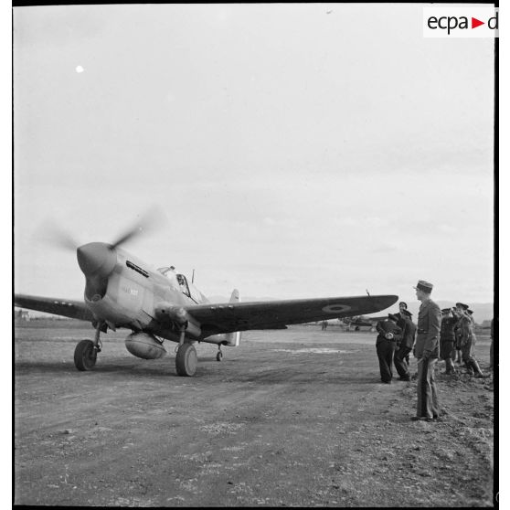 Atterrissage de l'avion de chasse Curtiss P-40 Warhawk du commandant Constantin Rozanoff, commandant du groupe de chasse II/5 La Fayette sur l'aérodrome de Maison-Blanche à Alger.