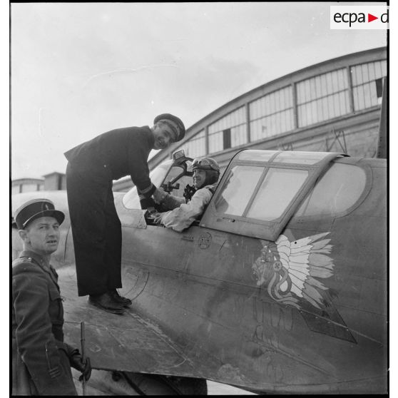 Le commandant Constantin Rozanoff, commandant du groupe de chasse II/5 La Fayette, aux commandes de son appareil Curtiss P-40 Warhawk portant l'insigne à la tête de Sioux de l'escadrille N 124, est accueilli par le commandant Morlat sur l'aérodrome de Maison-Blanche à Alger.