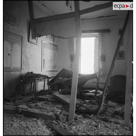 Le bureau du général de division Deligne, commandant la DMA (Division de marche d'Alger), dévasté par le bombardement allemand d'Alger du 24 novembre 1942.
