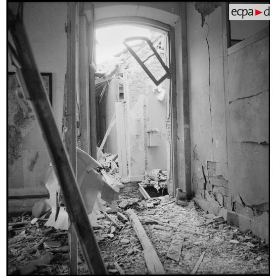 Un couloir de l'état-major de la DMA (Division de marche d'Alger), dévasté par le bombardement allemand d'Alger du 24 novembre 1942.
