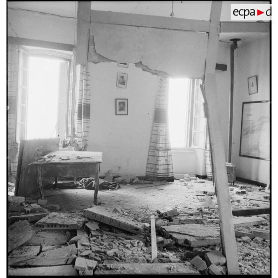 Le bureau du général de division Deligne, commandant la DMA (Division de marche d'Alger), dévasté par le bombardement allemand d'Alger du 24 novembre 1942.