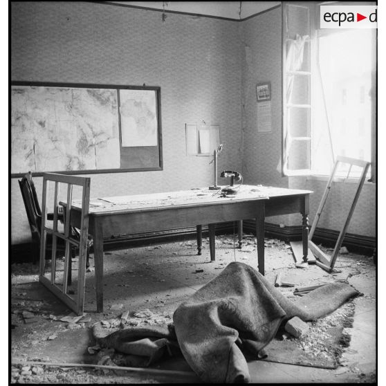 Le bureau du lieutenant-colonel Zelle, chef d'état-major de la DMA (Division de marche d'Alger), dévasté par le bombardement allemand d'Alger du 24 novembre 1942.