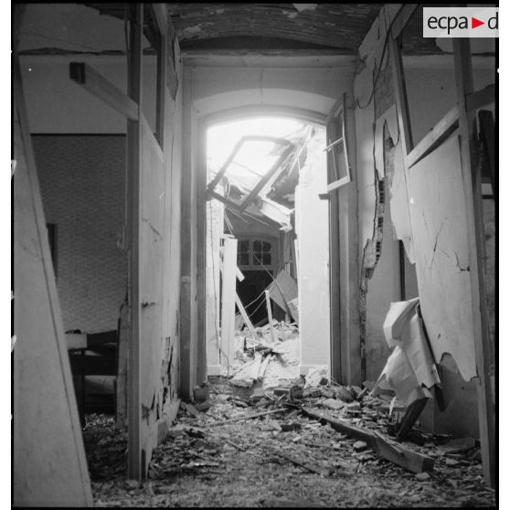 Un couloir de l'état-major de la DMA (Division de marche d'Alger), dévasté par le bombardement allemand d'Alger du 24 novembre 1942.