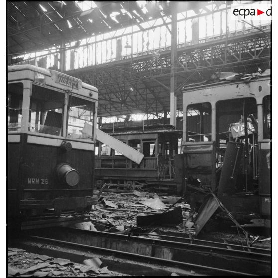 Le dépôt du CFRA (Société des chemins de fer sur routes d'Algérie), dévasté par le bombardement allemand d'Alger du 24 novembre 1942.