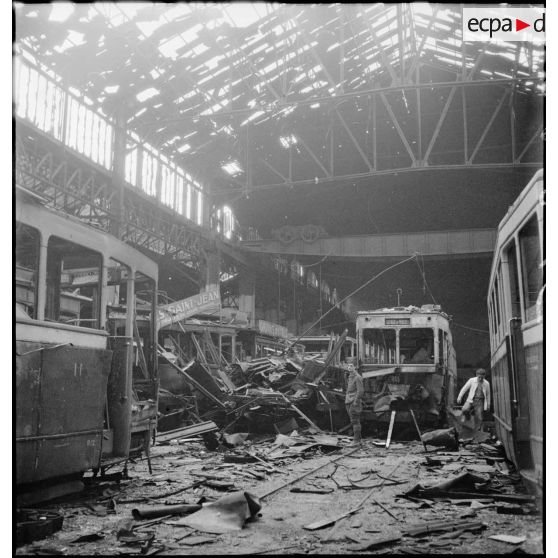 Le dépôt du CFRA (Société des chemins de fer sur routes d'Algérie), dévasté par le bombardement allemand d'Alger du 24 novembre 1942.