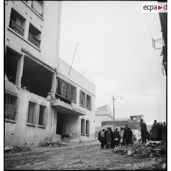La façade du dispensaire ophtalmologique situé boulevard Cervantès, dévasté par le bombardement allemand d'Alger du 24 novembre 1942. L'établissement dépend de l'association nord-africaine pour l'enseignement des aveugles.