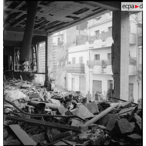 Le dispensaire ophtalmologique situé boulevard Cervantès, dévasté par le bombardement allemand d'Alger du 24 novembre 1942. L'établissement dépend de l'association nord-africaine pour l'enseignement des aveugles.